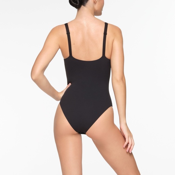 SKIMS NAKED SCOOP BRIEF BODYSUIT | ONYX / S - Picture 2 of 13